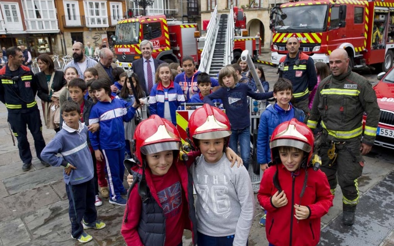 El Gobierno de Cantabria dota a Campoo de una autoescala y ampliará el Parque de Emergencias situado en Reinosa