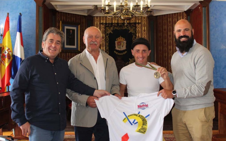 Raúl Gutiérrez recibe la felicitación del Consistorio por su triunfo en el Campeonato del Mundo de Bike Trial
