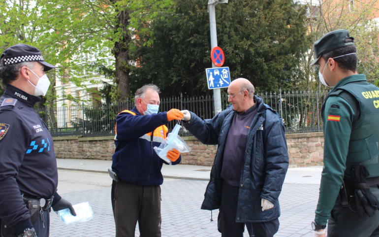 Guardia Civil, Policía Local  y la Agrupación de Protección Civil reparten 4.000 mascarillas