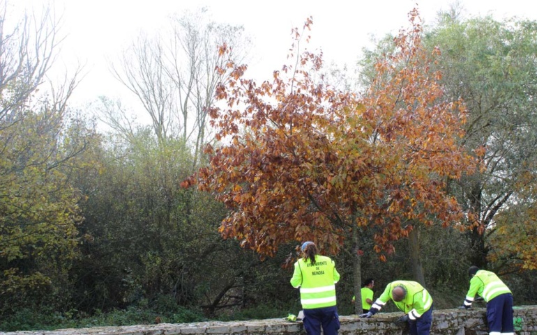 El Ayuntamiento eleva la altura del muro que separa el barrio de Sorribero del río Híjar