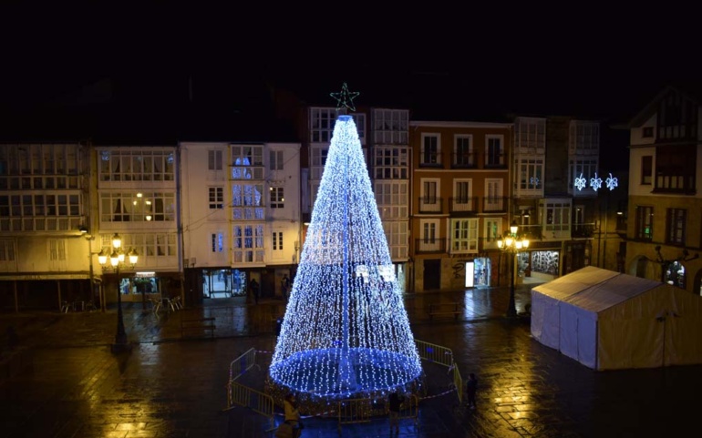 Reinosa da la bienvenida a la Navidad con el encendido del tradicional alumbrado