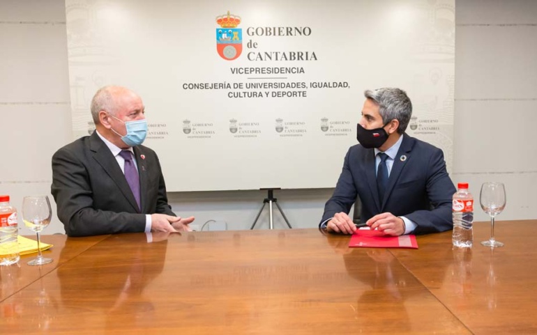 Elalcalde y el vicepresidente estudian la mejora de las piscinas y del polideportivo Tito Carrera