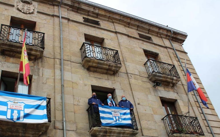 Los colores del Club Deportivo Naval lucen en la fachada del Consistorio