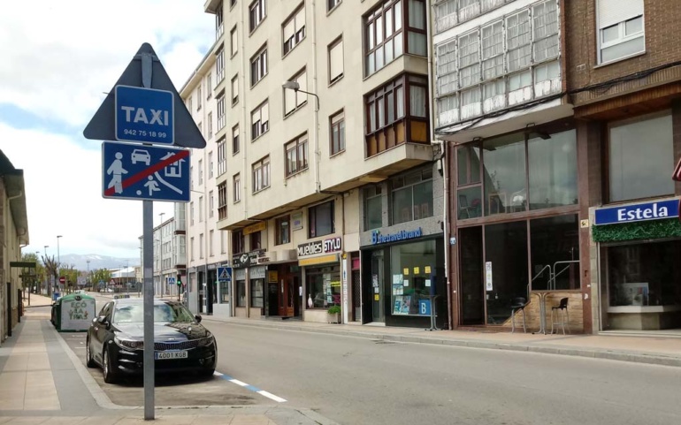 La parada de taxi de Rodrigo de Reinosa se reubica temporalmente en la calle Peñas Arriba