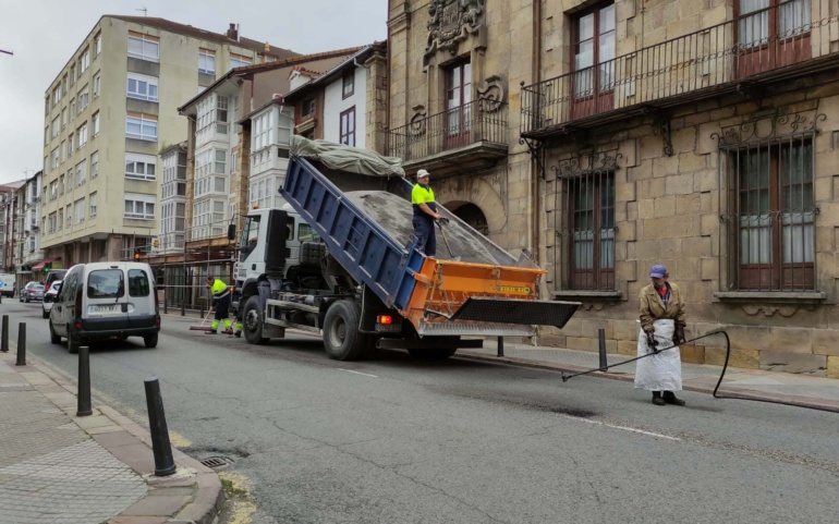 El Ayuntamiento ejecuta su campaña anual de bacheo
