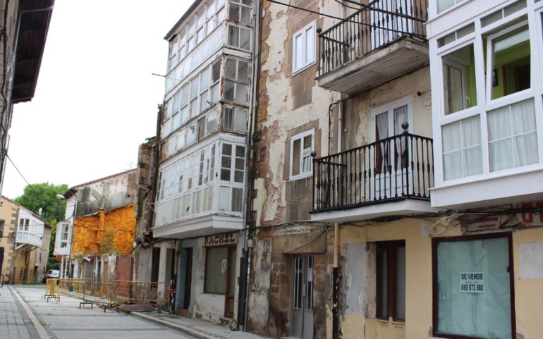 EL Ayuntamiento demolerá los edificios declarados en ruina de calle Rodrigo de Reinosa antes de que finalice junio