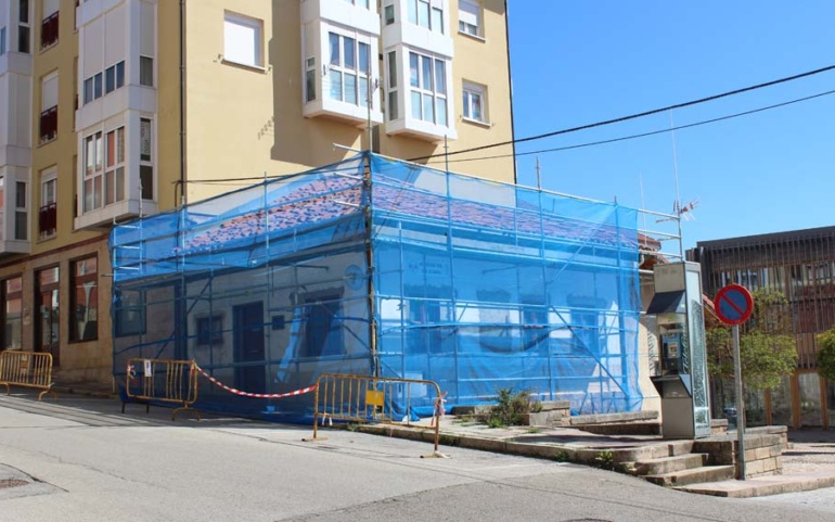 Comienza la renovación de la cubierta de la sede de la Agrupación de Protección Civil