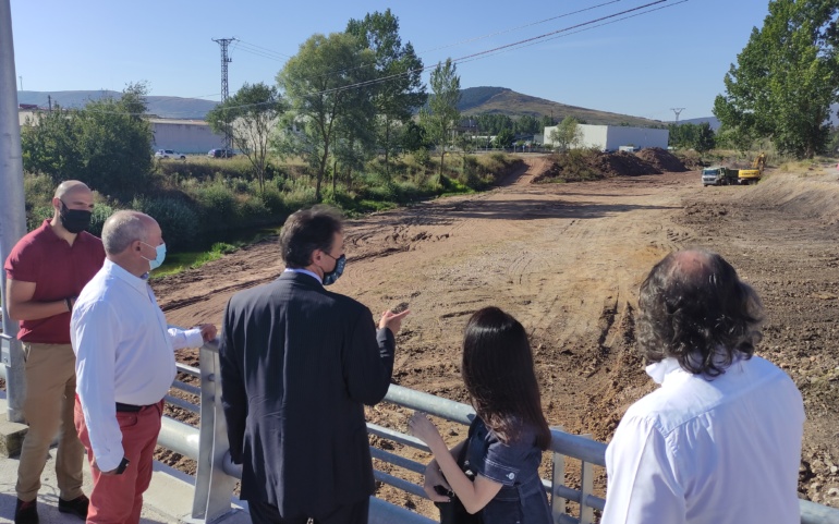 Gochicoa destaca la “tranquilidad” que implica para los vecinos de Campoo el inicio de las obras en el río Híjar