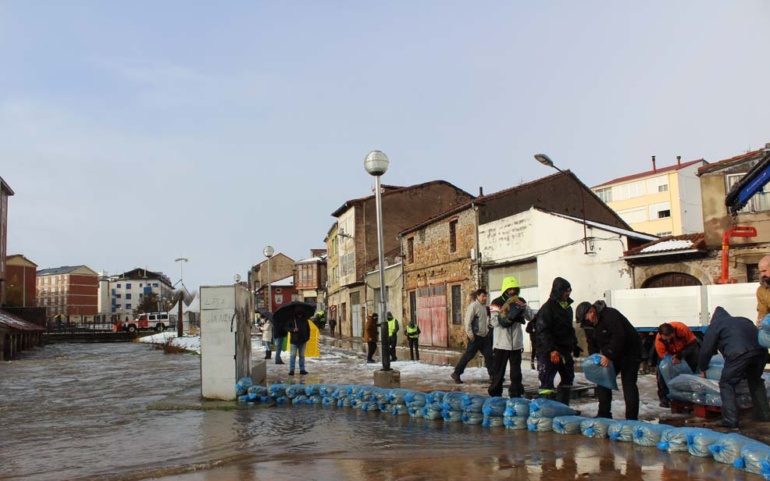 El Ayuntamiento coloca sacas para evitar el desbordamiento del Ebro en calles del área del Campo Colorado