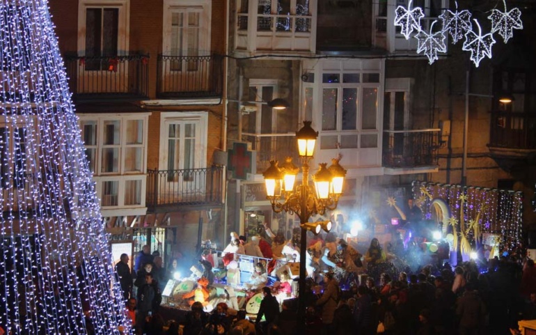 Reinosa mantiene la recepción de los Reyes Magos en la Plaza de España