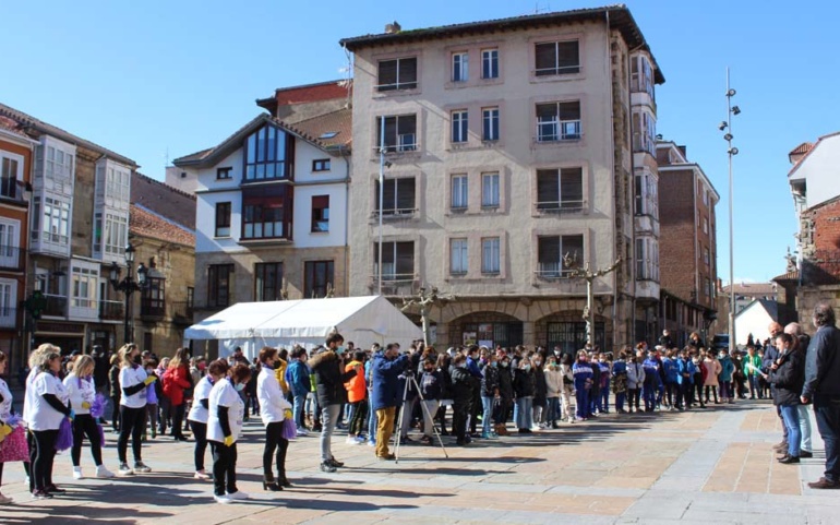 La lectura de un manifiesto da inicio a los actos conmemorativos del Dia de la Mujer