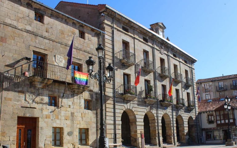 El Ayuntamiento de Reinosa despliega un año mas la bandera arcoíris