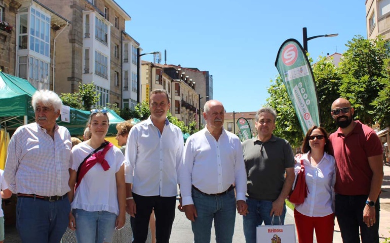 El consejero de Desarrollo Rural Guillermo Blanco visita el Mercado Campurriano