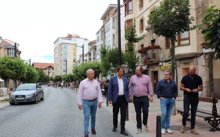 Gochicoa visita Reinosa para comprobar el estado de los trabajos en la Avenida Puente de Carlos III
