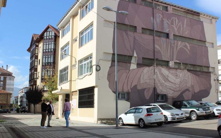 El Ayuntamiento sustituye la carpintería exterior del edificio de la calle Concha Espina