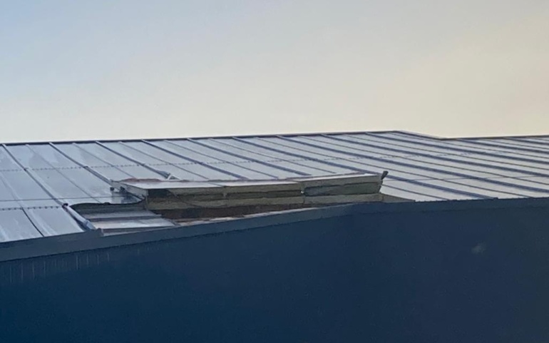 El viento produce daños en las Piscinas Climatizadas