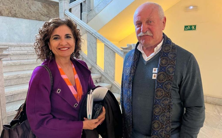 Barrio traslada a los trabajadores de la oficina de la AEAT la respuesta de la ministra sobre su futuro