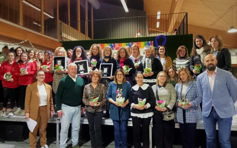 El Ayuntamiento reconoce la importancia de la mujer en la difusión y conservación del folclore