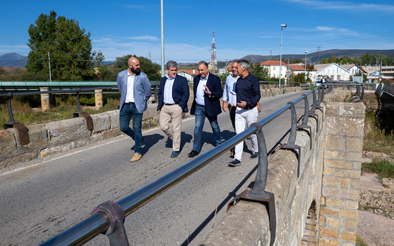Roberto Media visita las obras de la nueva vía ciclista de Reinosa