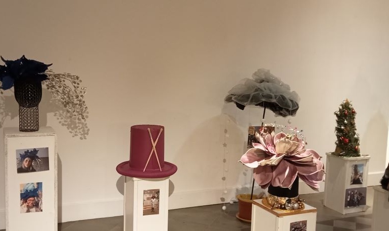 La Casona acoge una exposición con los originales sombreros de la fiesta Chapeau