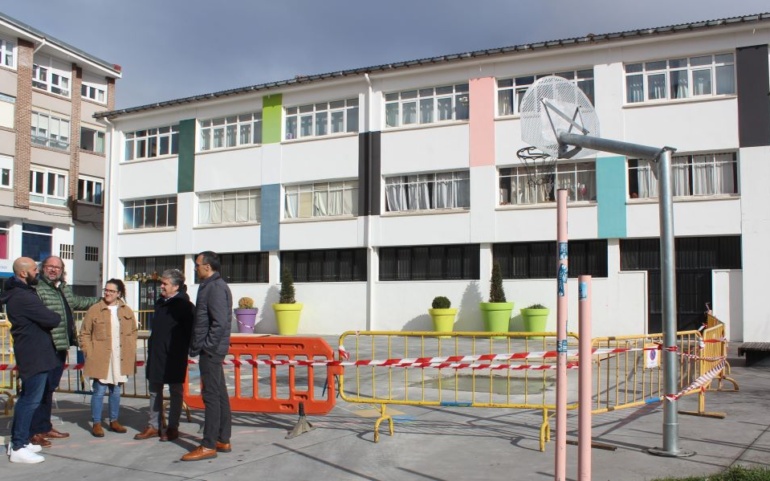 Comienza la instalación de la cubierta del nuevo parque infantil