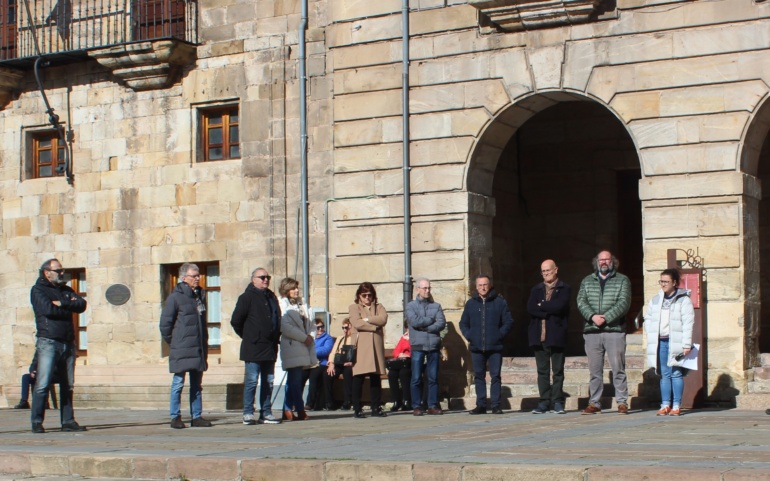 Minuto de silencio por los dos guardias civiles muertos al ser embestidos por una narcolancha
