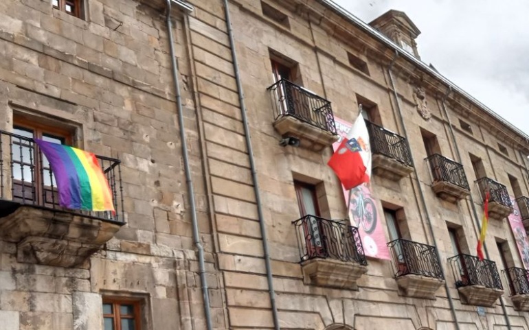 La bandera arco iris ondea en el Ayuntamiento de Reinosa