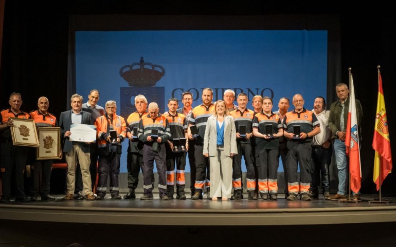 Cantabria condecora en Reinosa a 12 voluntarios de Protección Civil con más de una década de servicio