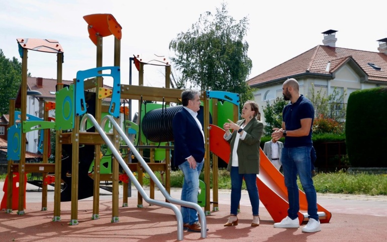La Consejería de Presidencia financia la mejora de un parque infantil en Reinosa