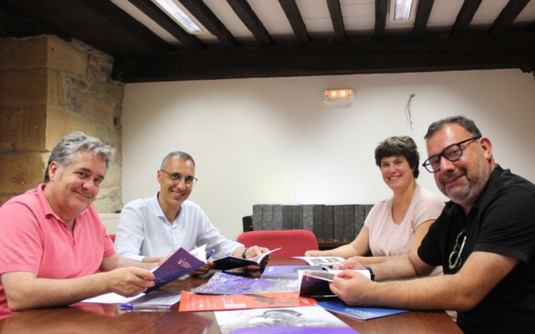 El Ayuntamiento y el FIS firman un convenio de colaboración que retoma la presencia del festival en la ciudad