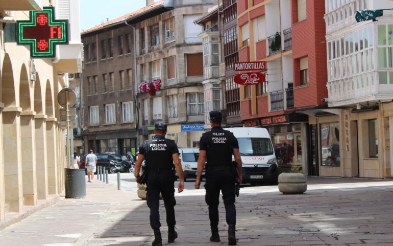 La Policía Local detiene a dos hombres sobre los que pesaban órdenes judiciales de detención