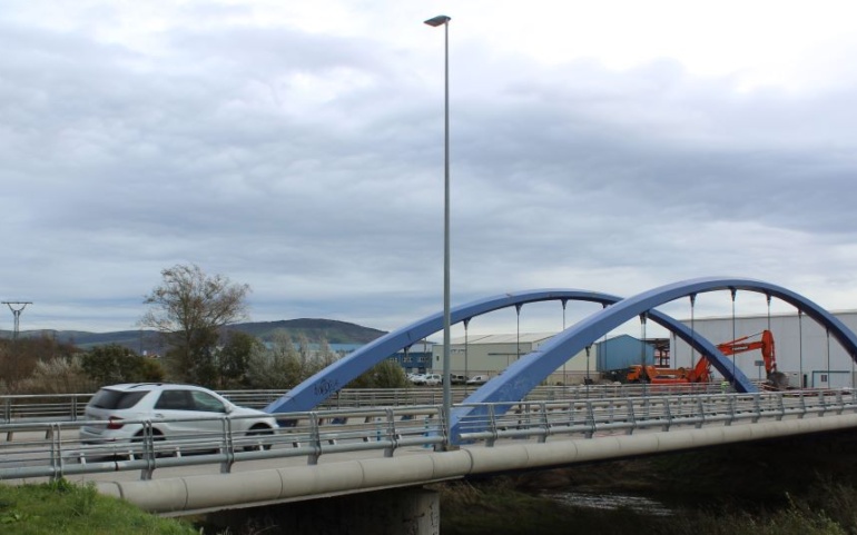 Corte al tráfico del puente sobre el río Híjar por la obra de habilitación de un nuevo ojo
