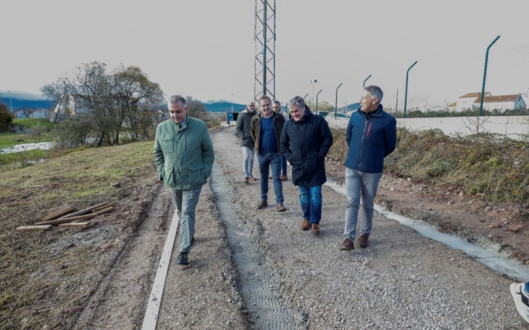 El consejero de Fomento visita los trabajos de la 2ª fase del carril bici que unirá Reinosa con Matamorosa.