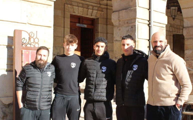 Los jugadores campurrianos de la selección cántabra de rugby M16 y M18  se reúnen con el concejal de Deportes