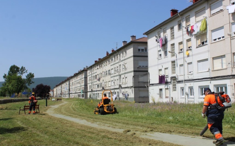 La empresa Lacera S.A. ya está a cargo del mantenimiento de los parques y jardines de Reinosa