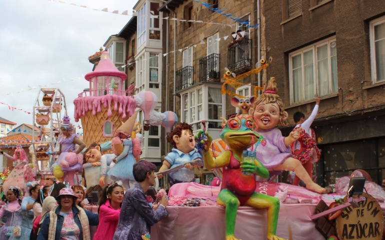 La carroza titulada “Subidón de azúcar” gana el Certamen de San Mateo 2025