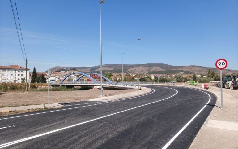 La Concejalía de Obras lamenta que la Consejería de Fomento demore la entrega de la obra en el puente del Polígono