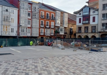 El Ayuntamiento abrirá al paso peatonal parte de la Plaza de España