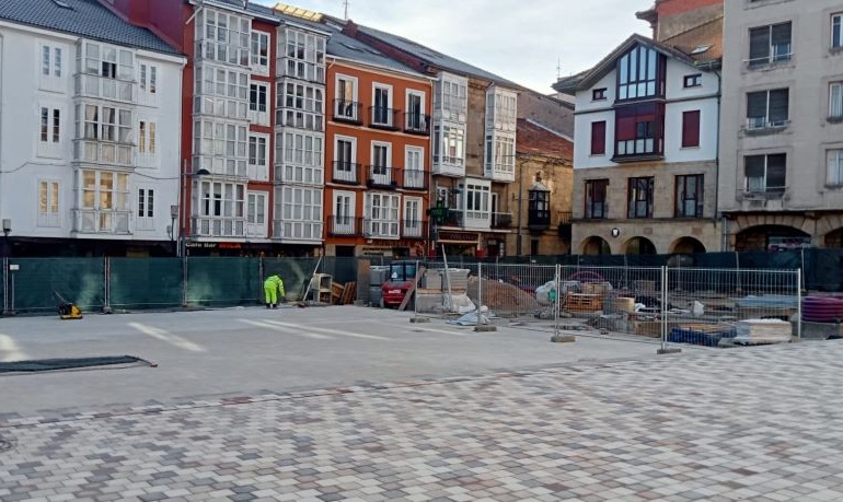 El Ayuntamiento abrirá al paso peatonal parte de la Plaza de España