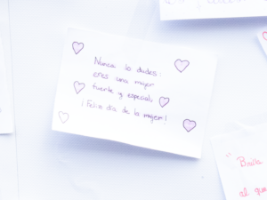 Uno de los mensajes colgados en el mural conmemorativo del 8M