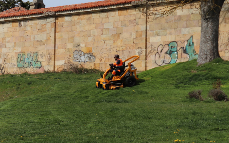 La llegada de la primavera marca el inicio de la siega en parques y jardines