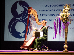 La arpista Annie Chambers