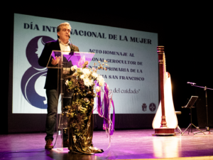José Luis López Vielba, sobre el escenario del Teatro Principal Andrés García
