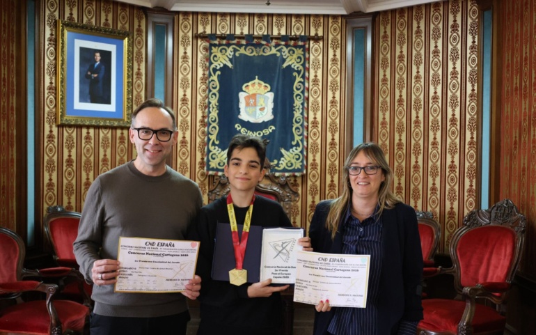 Daniel Cobos recibe el reconocimiento del Ayuntamiento de Reinosa tras lograr tres primeros premios nacionales de danza y clasificarse para el Europeo 2026