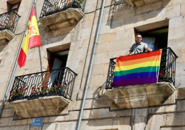 La bandera arcoíris vuelve a ondear en el Ayuntamiento de Reinosa