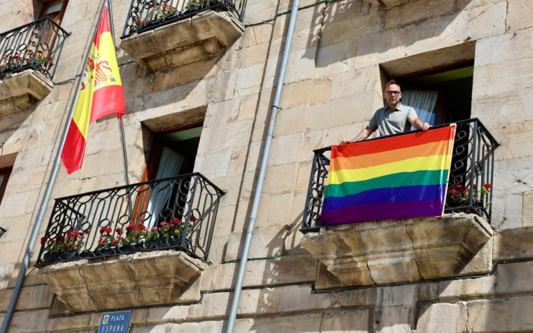La bandera arcoíris vuelve a ondear en el Ayuntamiento de Reinosa