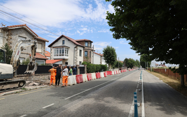 Comienzan las obras de renovación de la acera de la avenida Castilla.