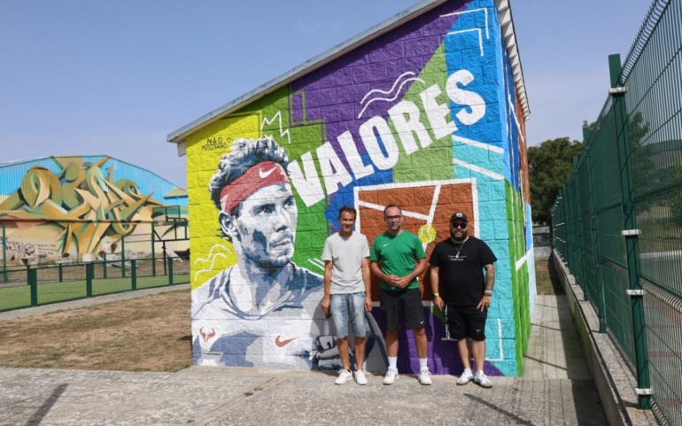 El entorno de las pistas de tenis de Reinosa estrena un nuevo mural dedicado al deporte y al tenis